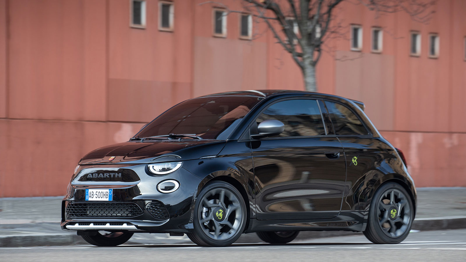 Σε δύο εκδόσεις και με 155 ίππους το Abarth 500e